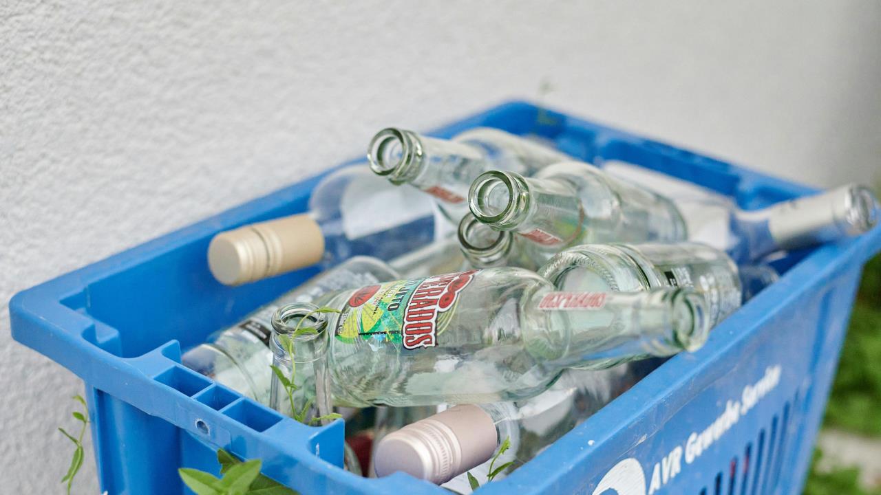 Reciclaje: guarda las botellas de vidrio viejas y transfórmalas en esta maravillosa idea